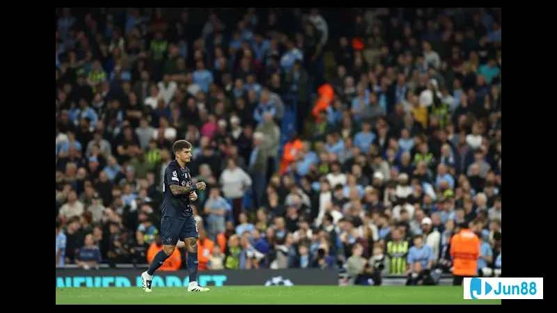 Cầu thủ Napoli tận dụng không gian để thực hiện cú sút chính xác vào khung thành Sporting…