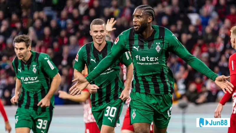 Cầu thủ của Monchengladbach vượt qua cầu thủ của Freiburg để tiến vào vòng cấm đối phương