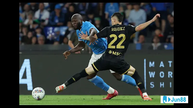 Cầu thủ Napoli sử dụng kỹ thuật chuyền bóng qua phòng ngự Genoa