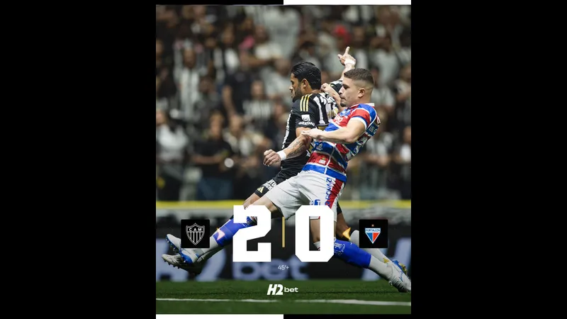 Cầu thủ của Fortaleza vượt qua hậu vệ Atletico bằng kỹ thuật đi bóng tinh tế.