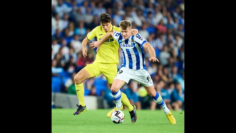 Cầu thủ của Real Sociedad với tinh thần quyết tâm vuốt bóng qua phòng ngự của Villarreal