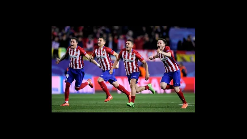 Cầu thủ PSV đang vật vả trong nỗ lực chống lại sức ép từ cầu thủ Atletico Madrid Cầu thủ PSV đang vật vả trong nỗ lực chống lại sức ép từ cầu thủ Atletico Madrid