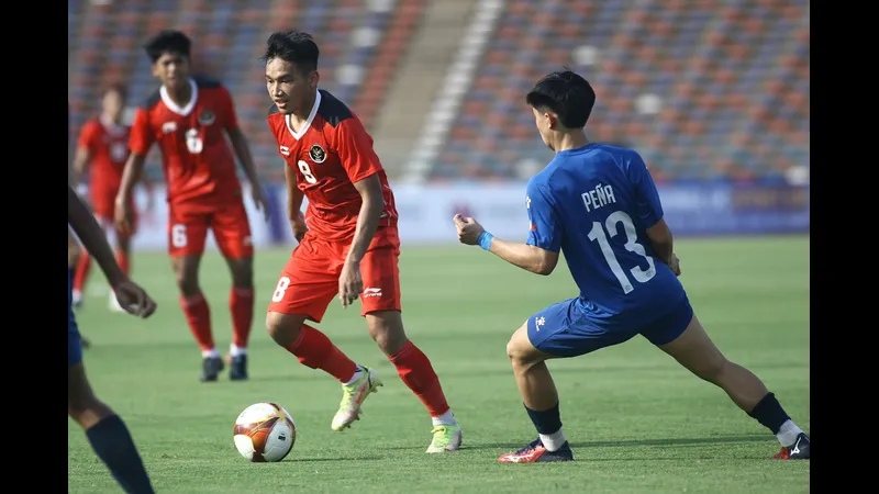 Cầu thủ U22 Philippines vượt qua phòng ngự của U22 Indonesia trong trận đấu bóng đá Cầu thủ U22 Philippines vượt qua phòng ngự của U22 Indonesia trong trận đấu bóng đá