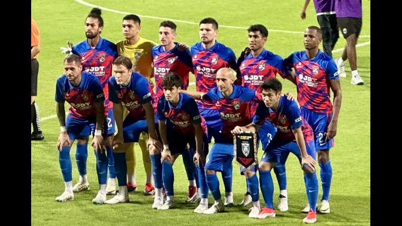 Cầu thủ Johor DT và Shan Utd tranh chấp bóng trên sân - Lịch sử đối Cầu thủ Johor DT và Shan Utd tranh chấp bóng trên sân - Lịch sử đối