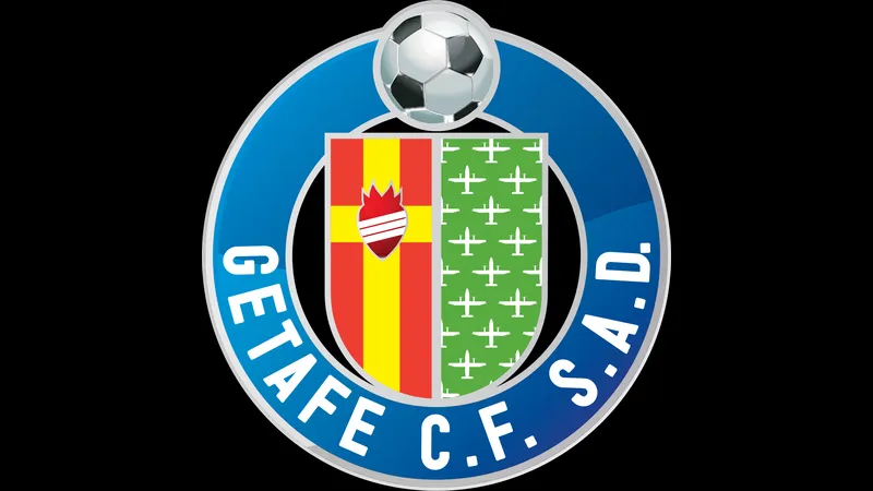 Cầu thủ Getafe với cú sút mạnh vào khung thành Alaves