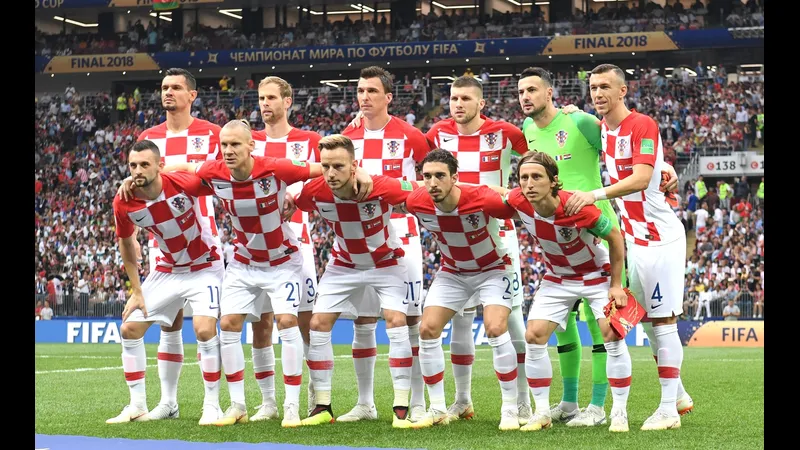 Cầu thủ Croatia đang tung cú sút mạnh mẽ vào khung thành Colombia