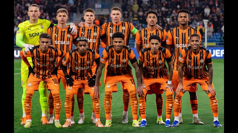 Cầu thủ LNZ Cherkasy và Shakhtar Donetsk đang tranh chấp bóng